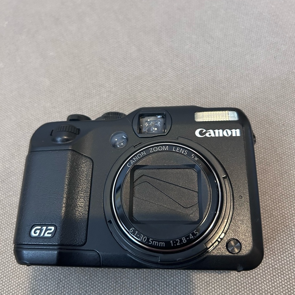 Canon PowerShot G12 Digital Camera- with memory card, battery charger, and bag